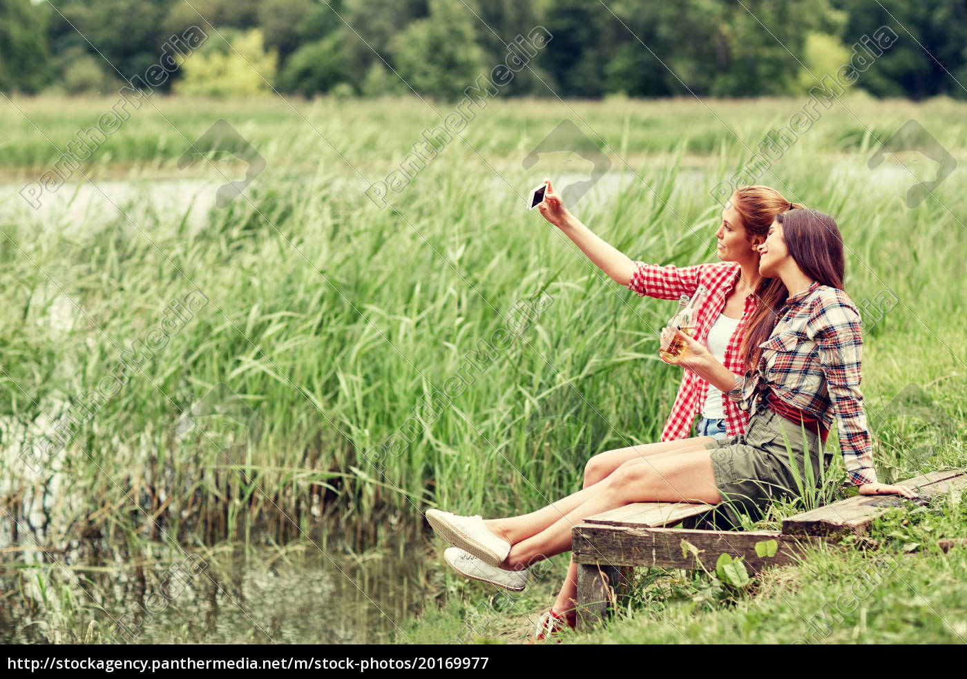 Glückliche Frauen Die Selfie Durch Smartphone - Lizenzfreies Bild ...