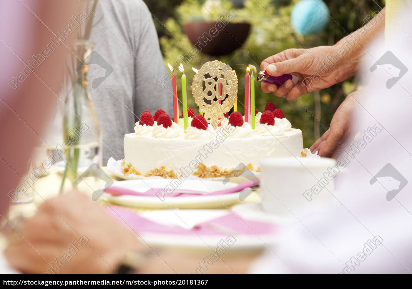 Handbeleuchtung Kerzen Auf 80 Geburtstags Kuchen Lizenzfreies Bild 20181367 Bildagentur Panthermedia