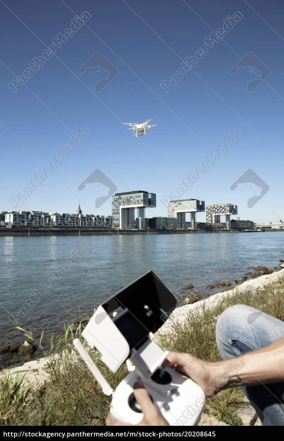 Reifer Mann Der Im Gras Fliegt Ein Drohne Sitzt Stockfoto 20208645 Bildagentur Panthermedia 