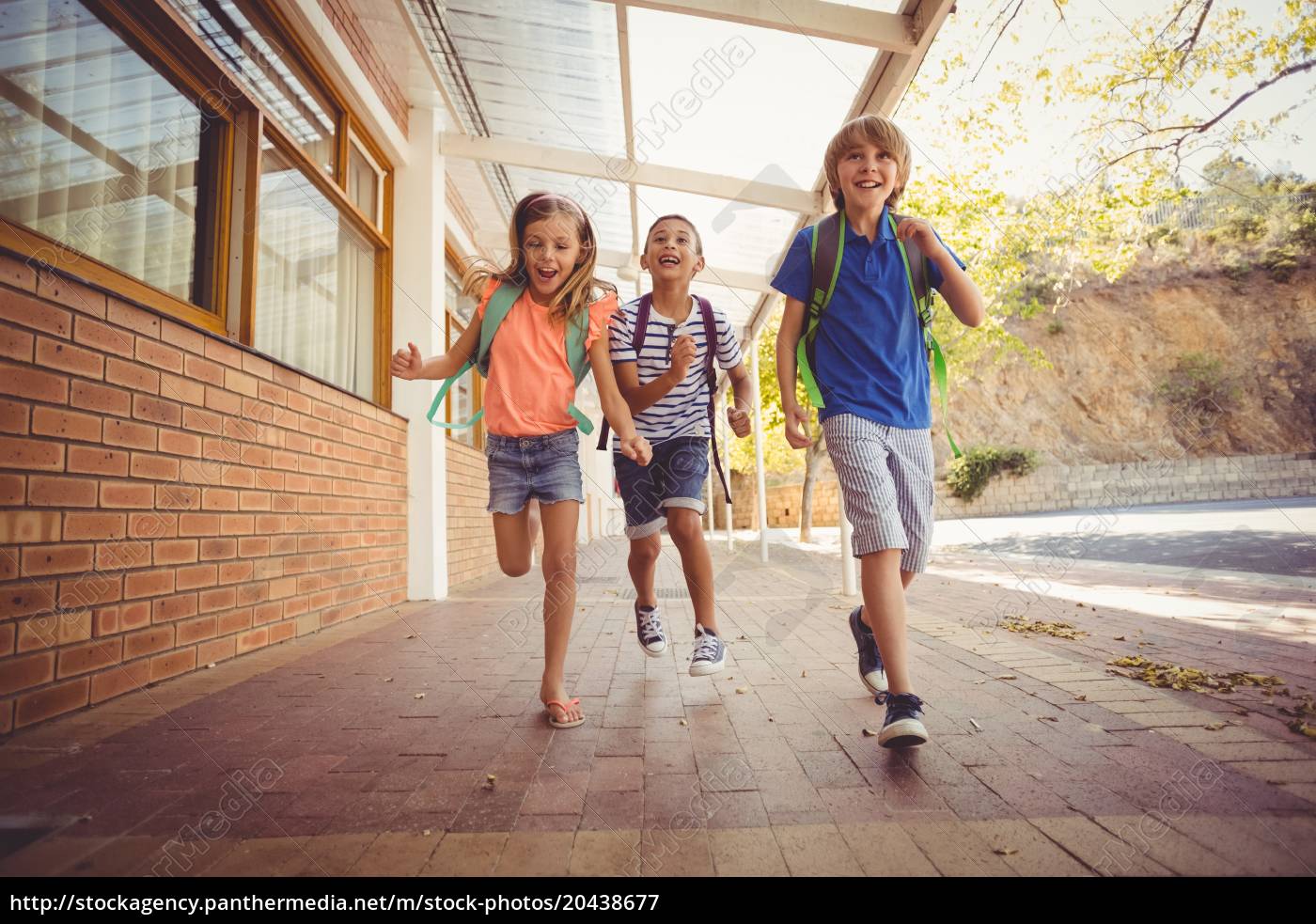 Gluckliche Schule Kinder Laufen Im Korridor Lizenzfreies Bild 20438677 Bildagentur Panthermedia