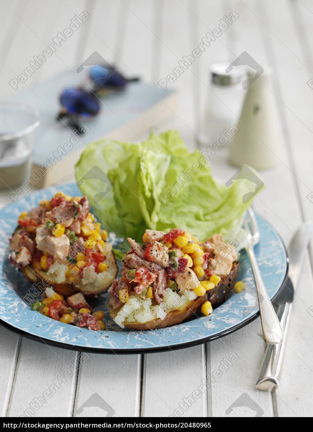 pellkartoffeln gefüllt mit huhn speck und mais - Lizenzfreies Bild ...