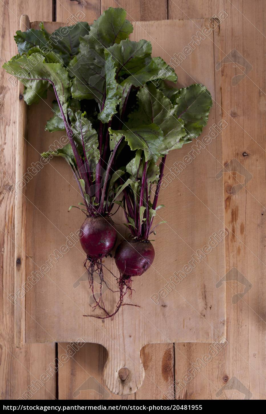 rote bete mit blättern auf einem hölzernen Lizenzfreies Bild