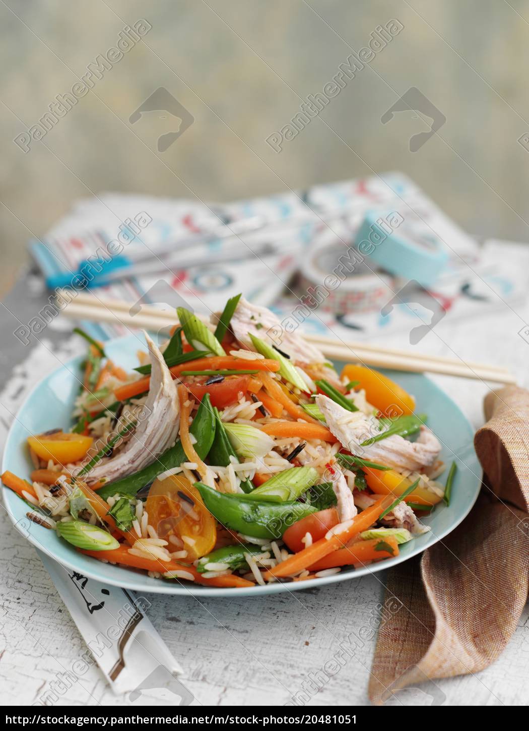 wildreissalat mit huhn und gemüse asien - Stockfoto - #20481051 ...