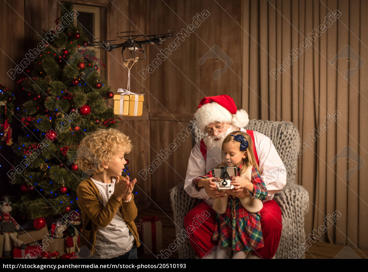 Weihnachtsmann Mit Kindern Hexacopter Drohne Mit Stockfoto 20510193 Bildagentur Panthermedia 