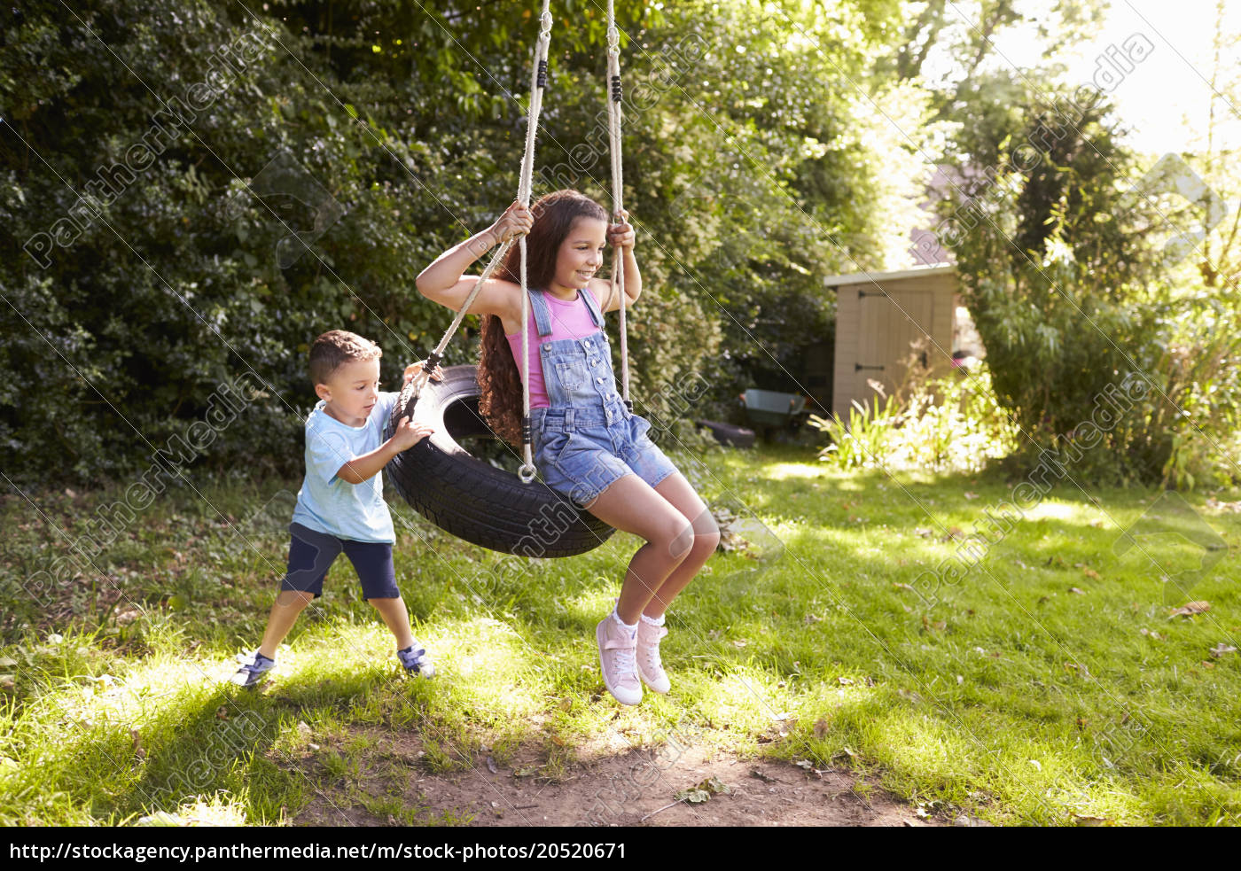 Lizenzfreies Bild 20520671 Bruder Pushing Schwester Auf Reifen Swing In Garten