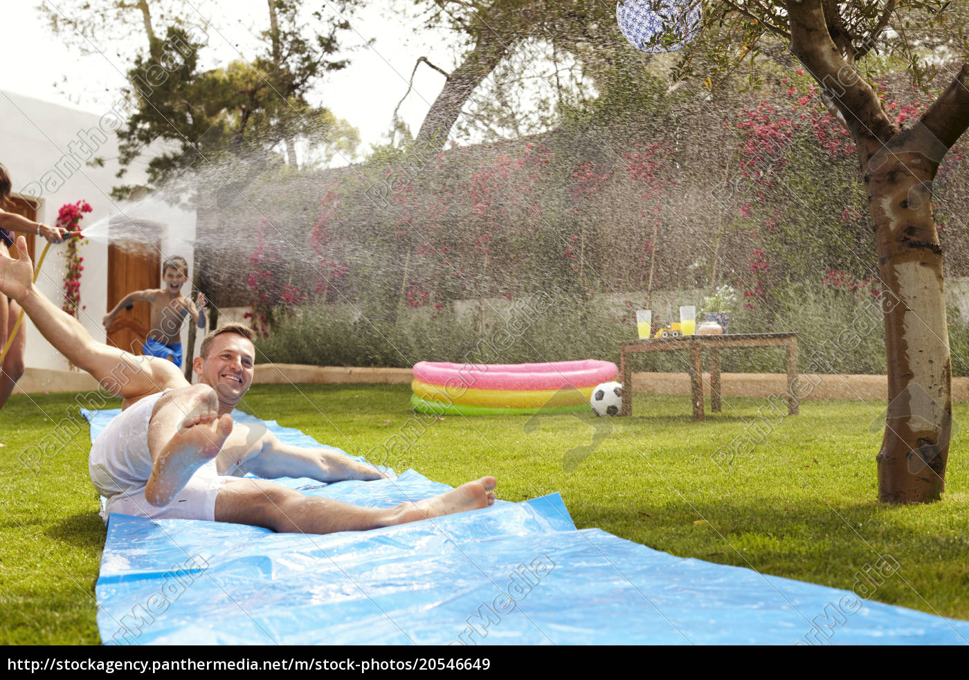 Familien Spass Auf Wasserrutsche Im Garten Zu Haben Stockfoto