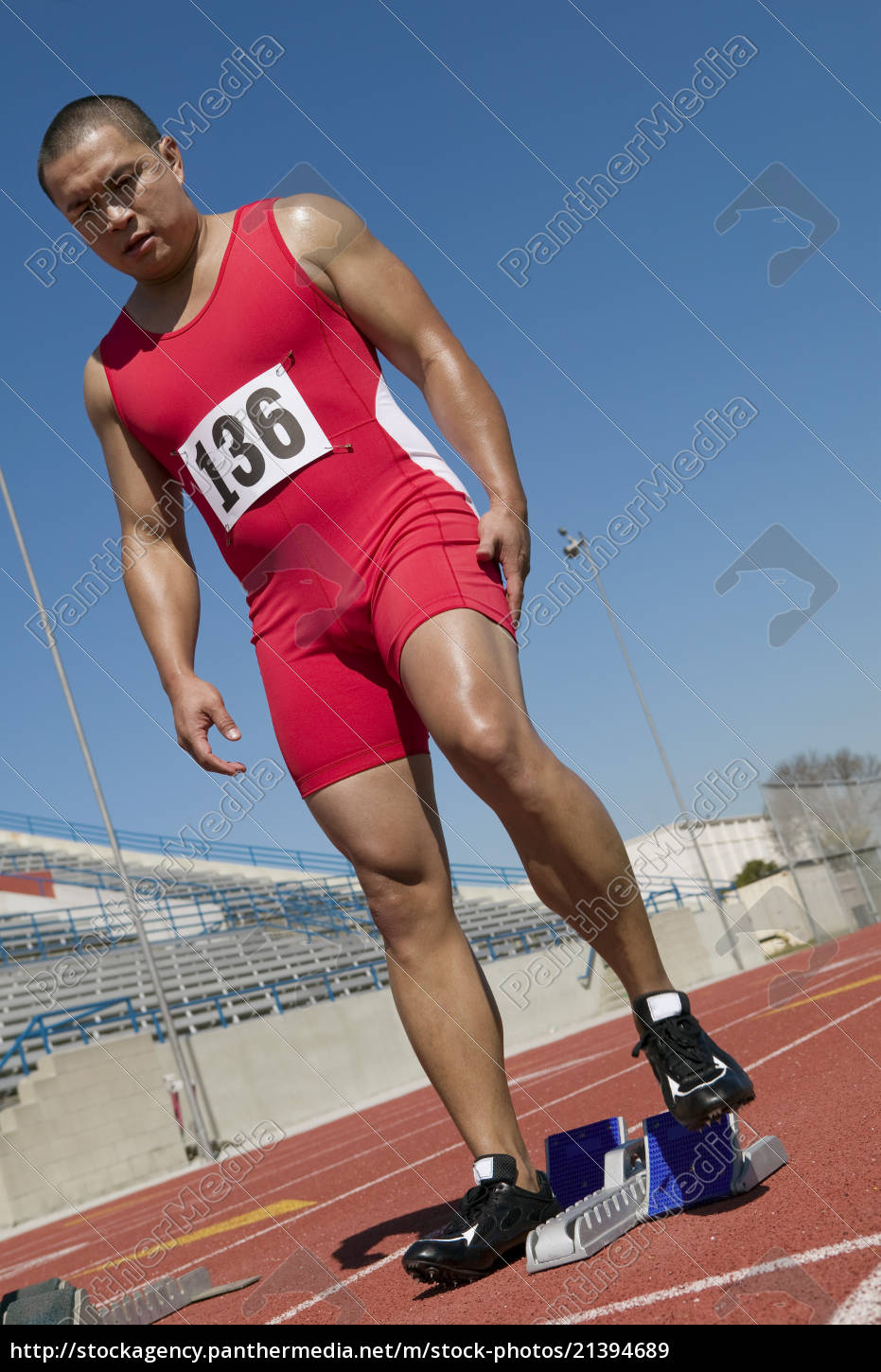 Mannlicher Athlet An Der Startlinie Auf Rennstrecke Stockfoto Bildagentur Panthermedia