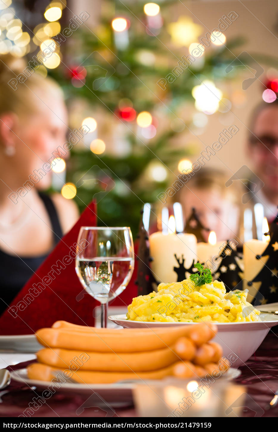 deutsche weihnachtsessen würstchen und kartoffelsalat - Lizenzfreies