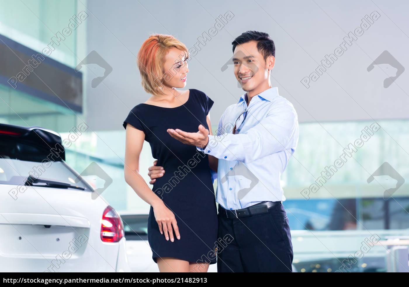 Asiatische Paare Die Luxus Suv Auto Wahlen Stockfoto Bildagentur Panthermedia