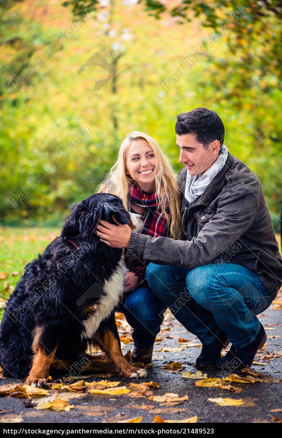 Paare Mit Dem Hund Der Herbst In Der Natur Genießt - Lizenzfreies Bild ...