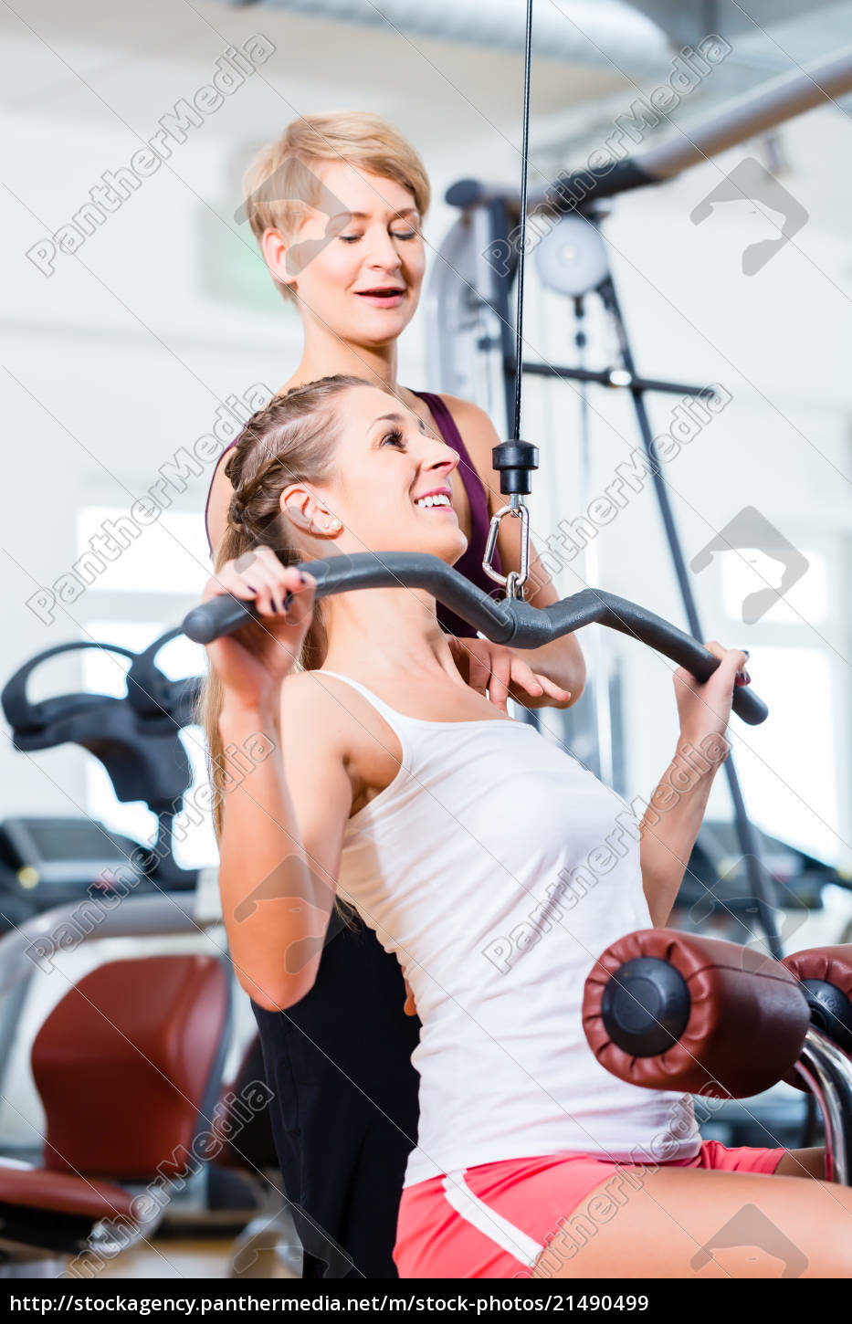 Frau Beim Ruckentraining Mit Trainer Im Fitnessstudio Lizenzfreies Bild Bildagentur Panthermedia