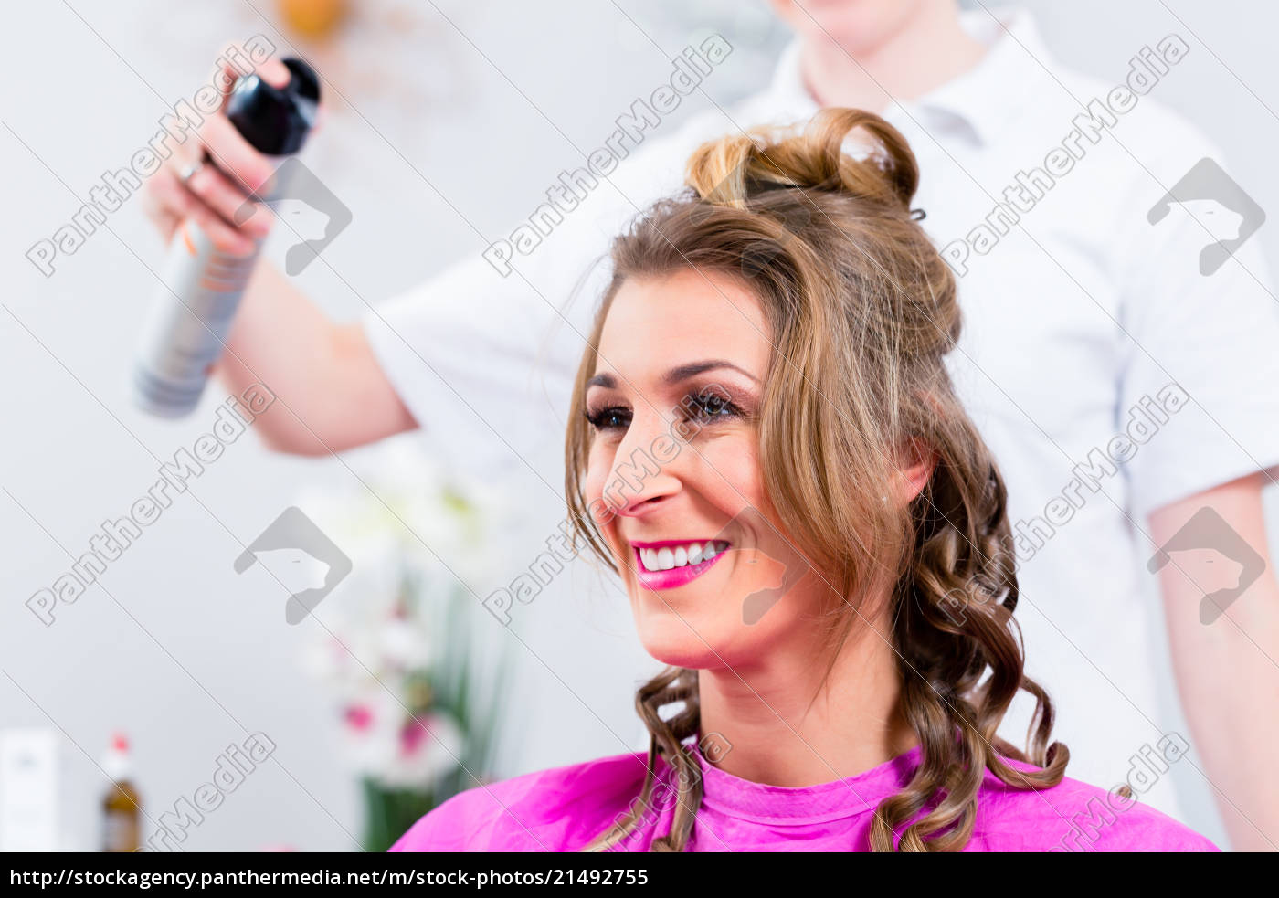 Kunde Bei Friseur Mit Haarspray Im Salon Lizenzfreies Bild Bildagentur Panthermedia