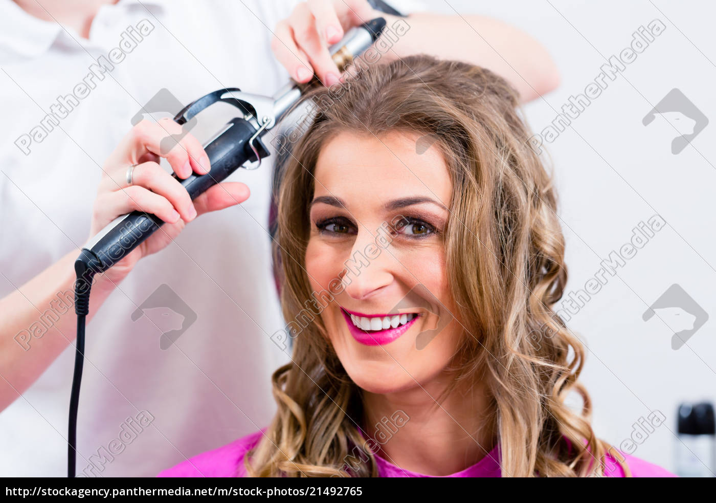 Kunde Bei Friseur Mit Haarspray Im Salon Stockfoto 21492765 Bildagentur Panthermedia