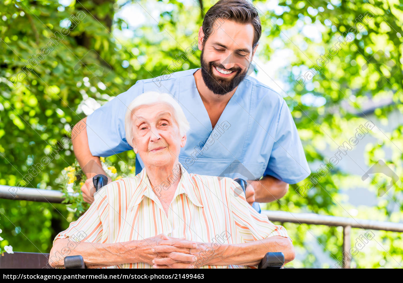 Geriatrische Krankenschwester Geben ältere Frau Lizenzfreies Bild 21499463 Bildagentur 8755