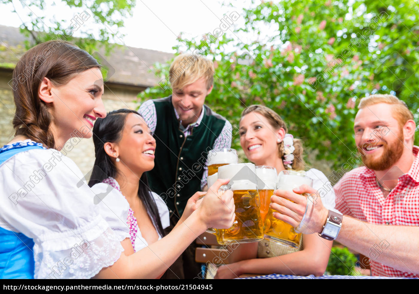 Freunde Die Gläser Im Biergarten Klirren Stockfoto 21504945 Bildagentur Panthermedia 