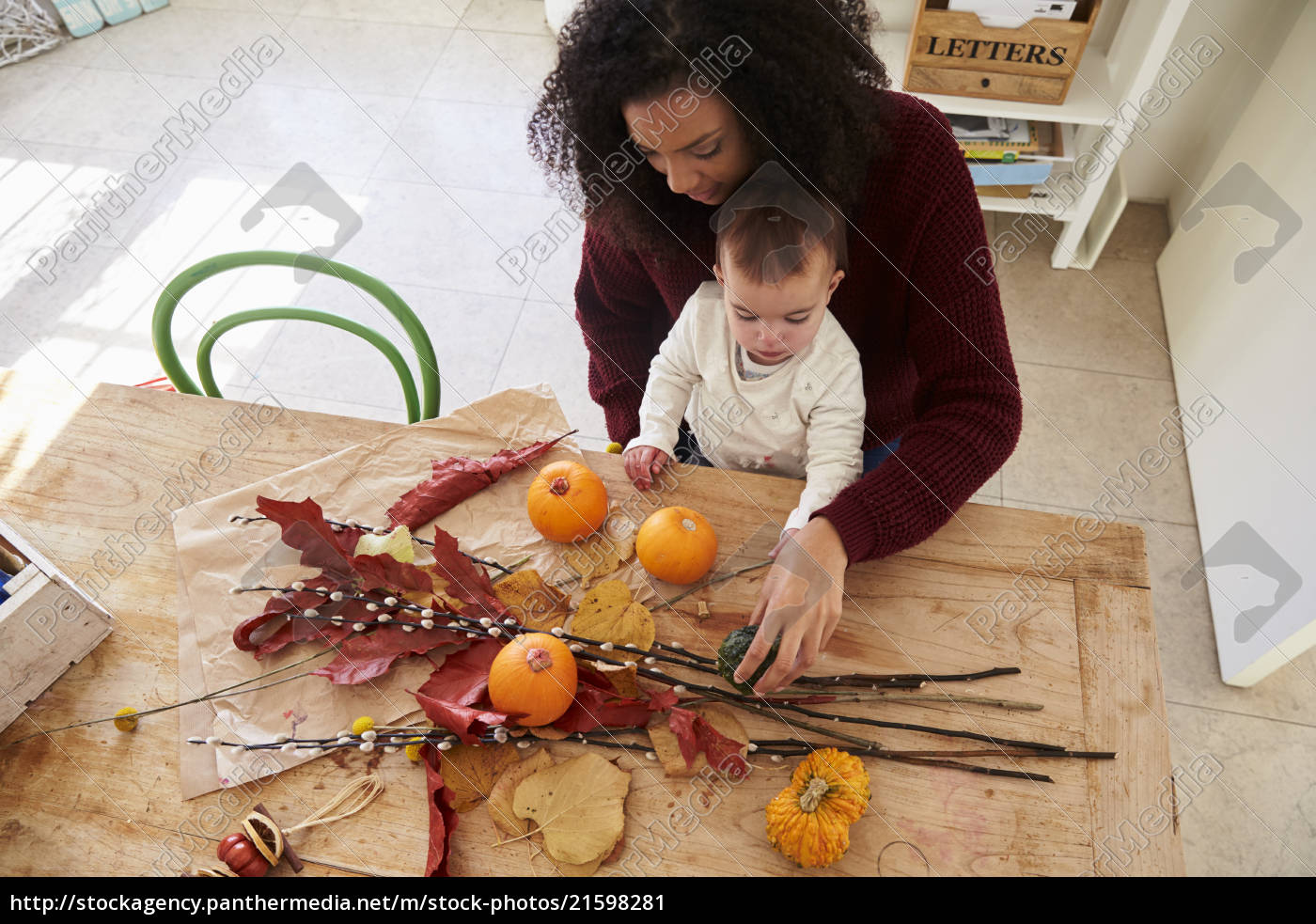 Mutter Und Tochter Machen Herbst Dekoration Zu Hause Stockfoto 21598281 Bildagentur Panthermedia