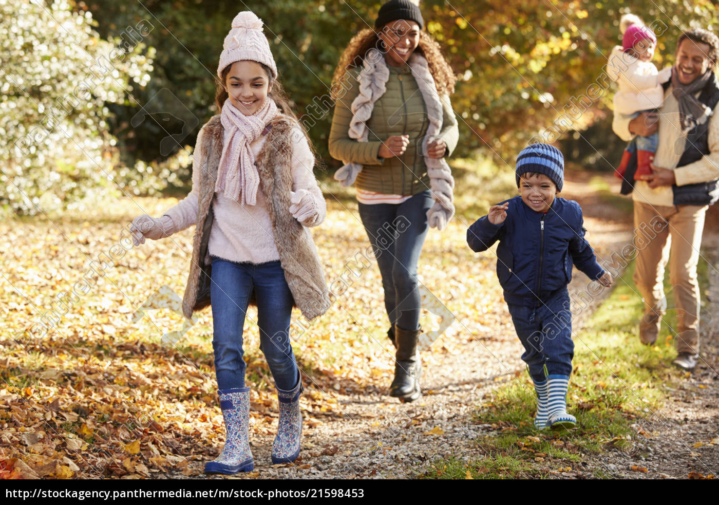 Familie Die Entlang Weg Durch Herbst Landschaft Lauft Lizenzfreies Bild Bildagentur Panthermedia