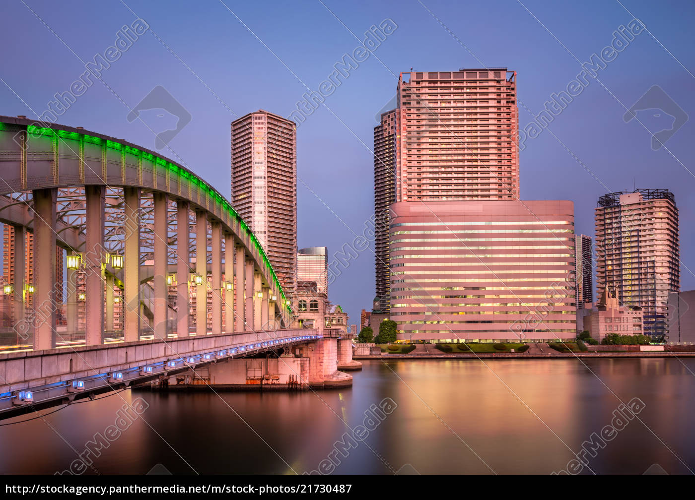 kachidoki-br-cke-und-sumida-fluss-am-abend-tokio-japan-lizenzfreies