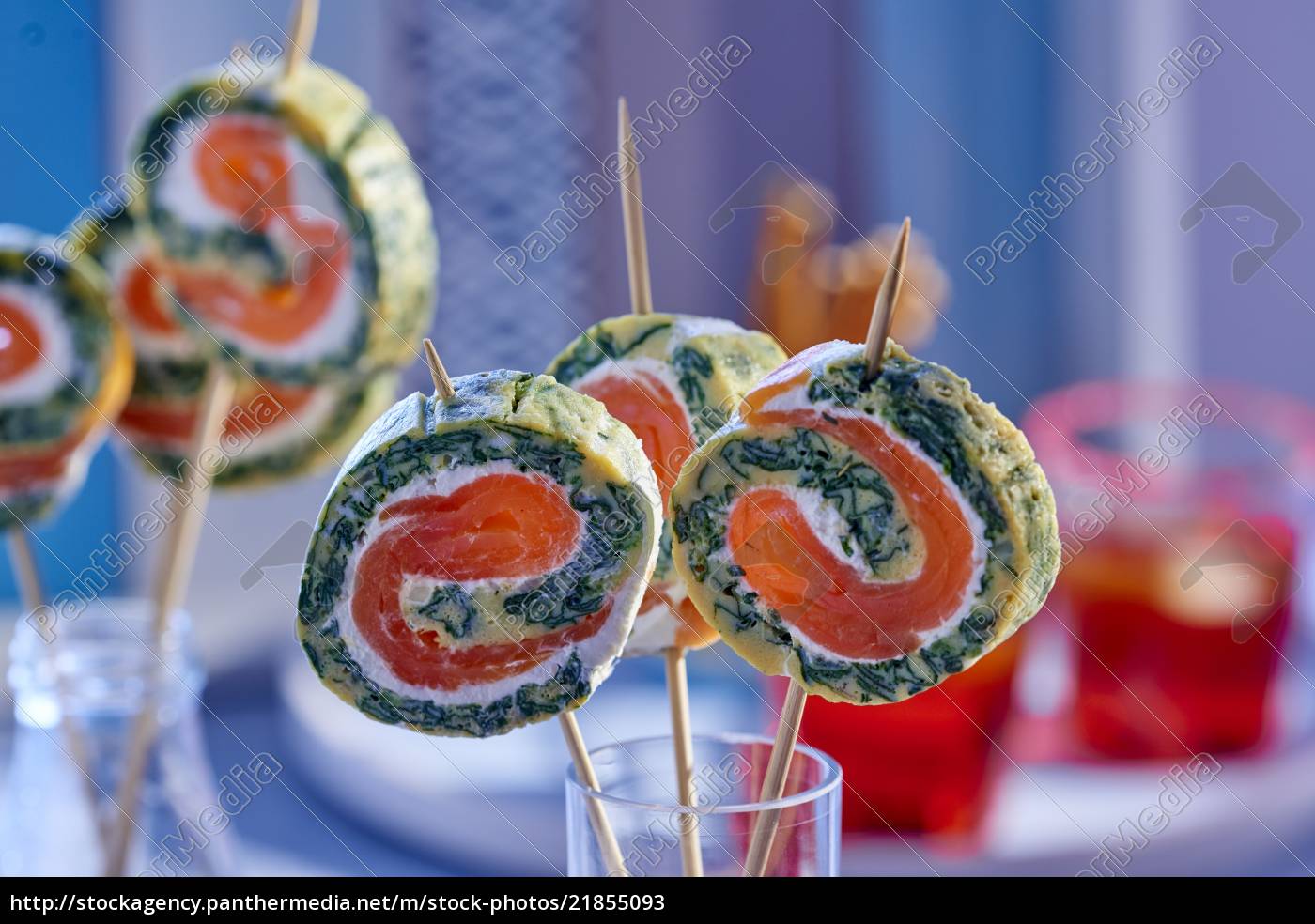 Omelette-Brötchen mit Wasabi und Räucherlachs - Stockfoto - #21855093 ...