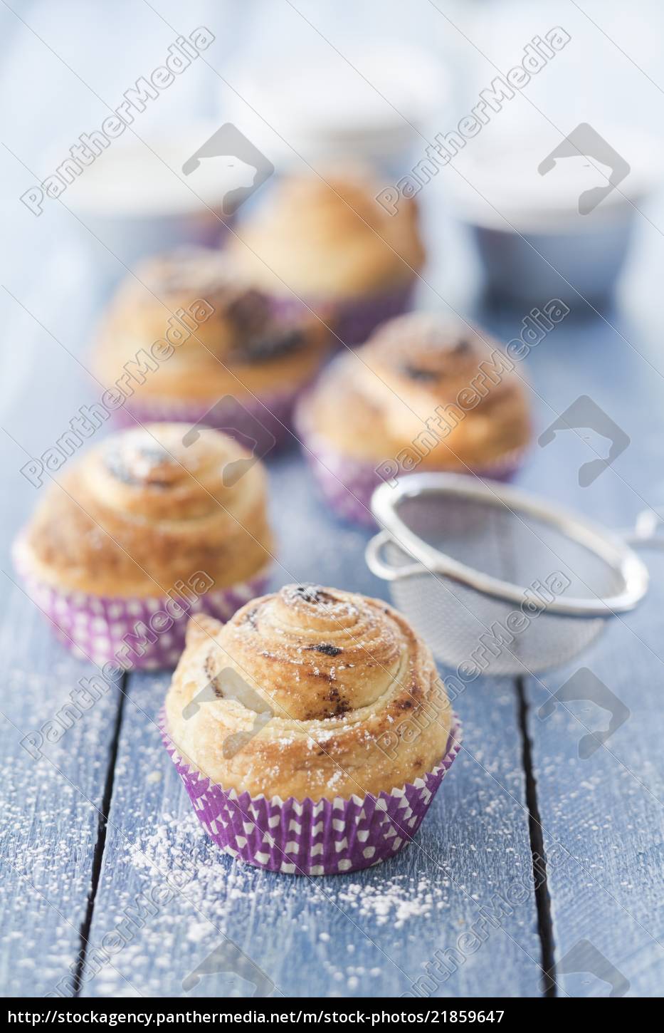 Cruffins Schokoladen-Croissants in Muffin-Fällen - Stockfoto ...