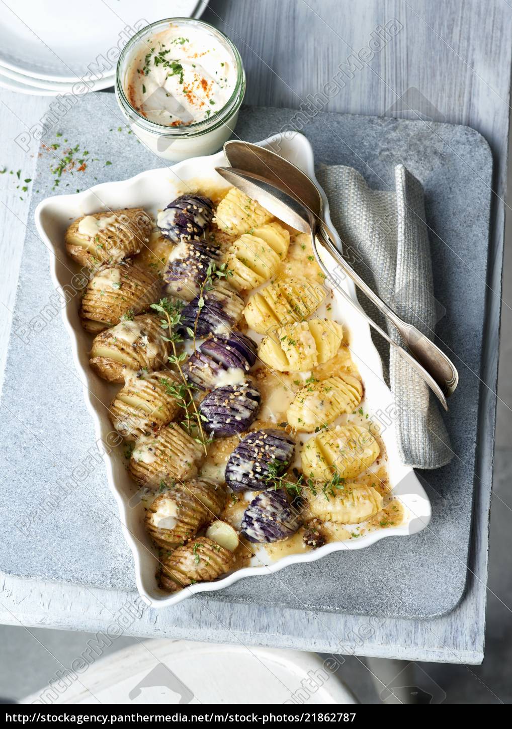 Drei gebackene Kartoffeln mit Knoblauch-Dip - Lizenzfreies Bild ...