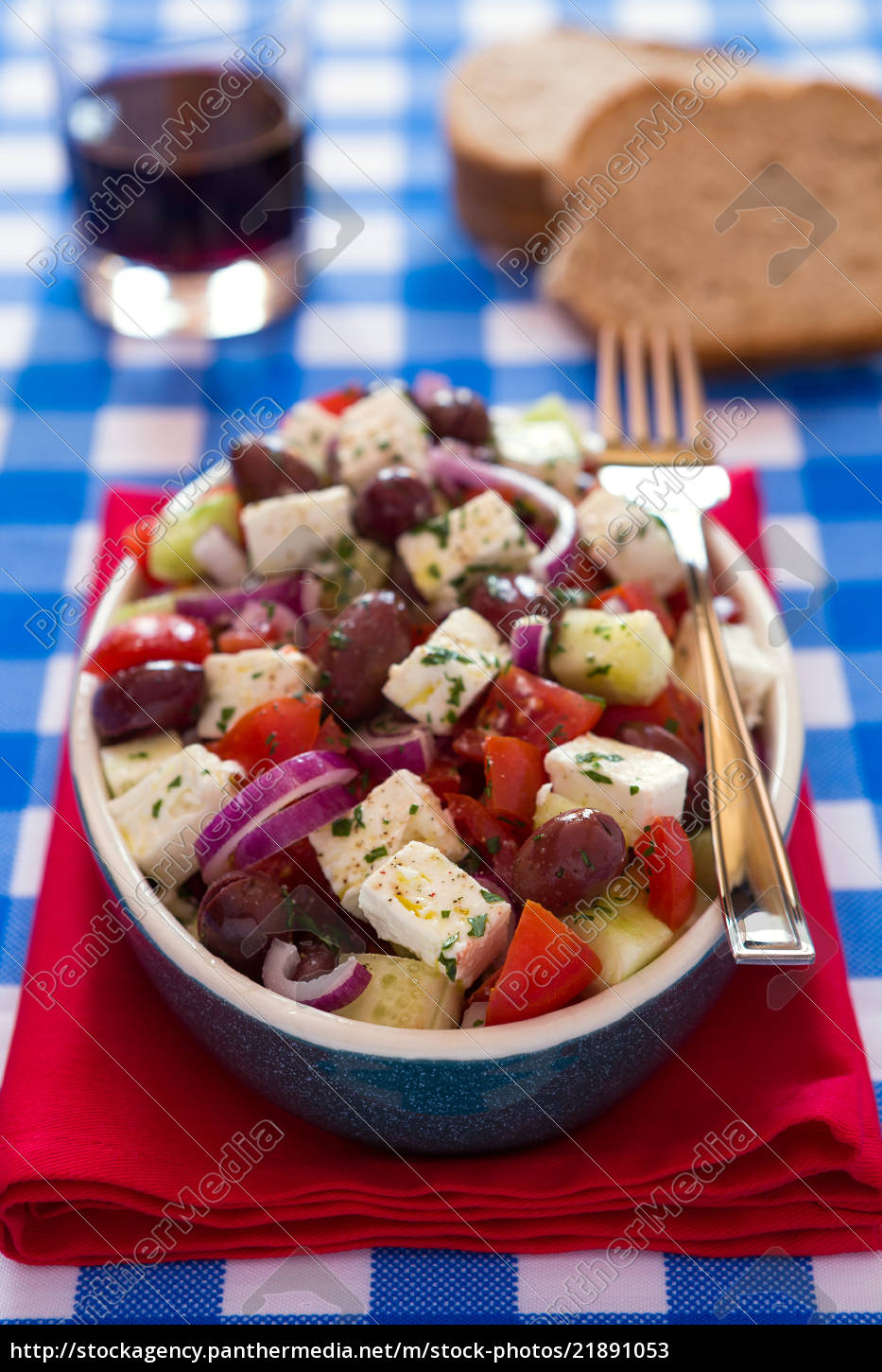griechischer salat mit feta käse oliven tomaten - Lizenzfreies Bild ...