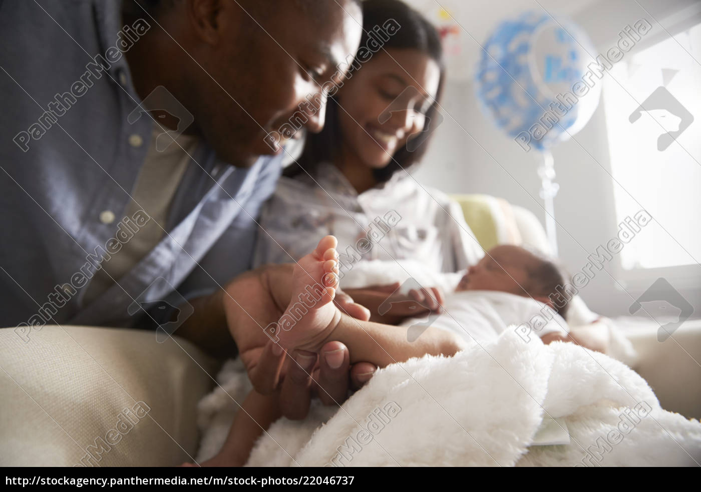 Eltern Aus Dem Krankenhaus Mit Neugeborenen Baby Lizenzfreies Bild 22046737 Bildagentur Panthermedia