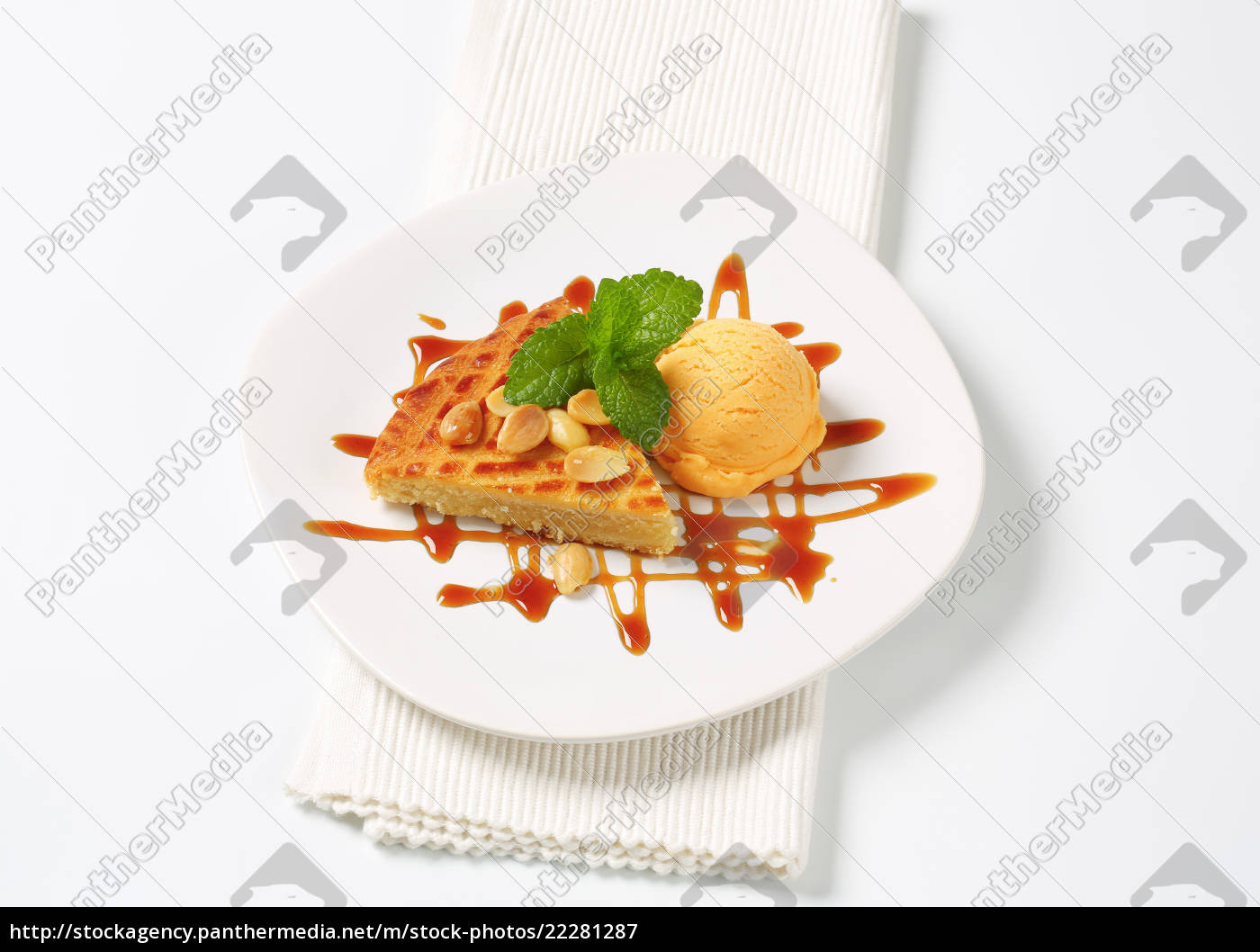 Mandelkuchen mit Eis und Karamellsauce - Lizenzfreies Bild - #22281287 ...