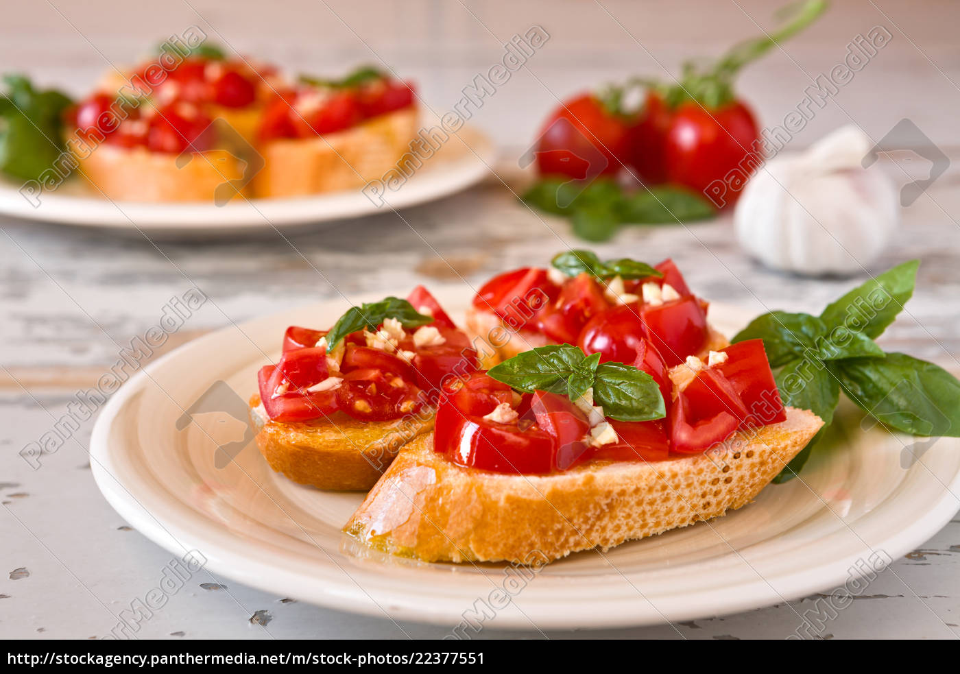 italienische bruschetta mit tomaten basilikum und - Lizenzfreies Bild ...