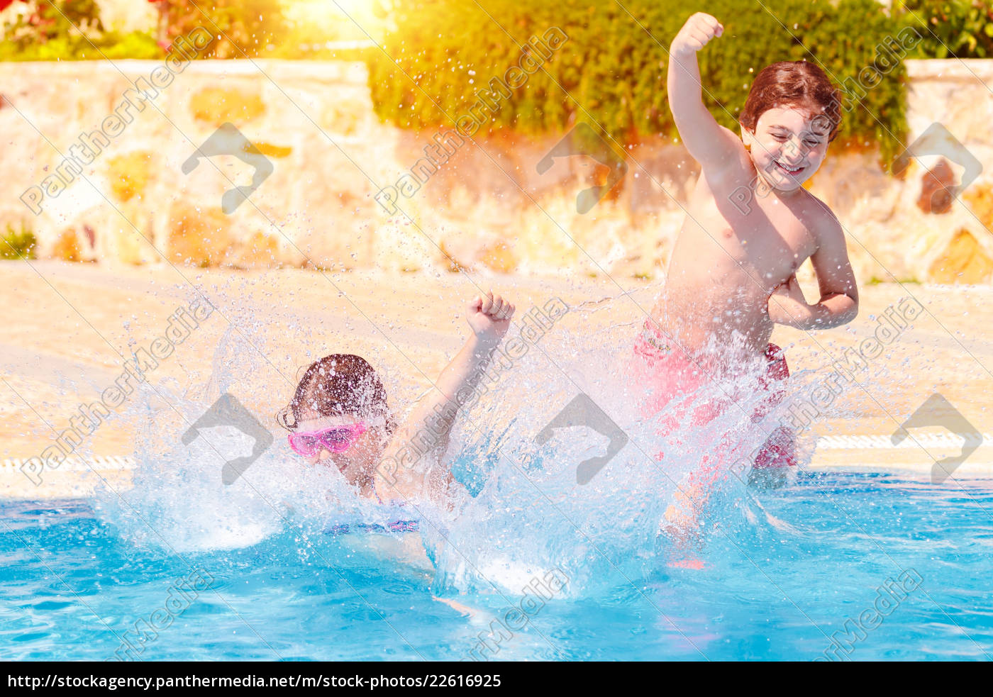 Zwei Glückliche Kinder Im Pool Stockfoto 22616925 Bildagentur Panthermedia