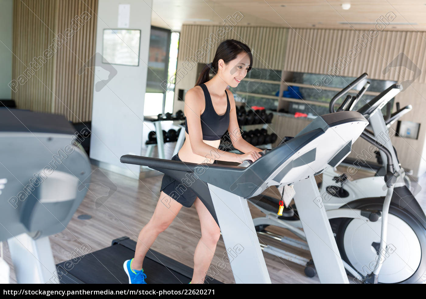 Frau Uben Auf Laufband Im Fitnessstudio Lizenzfreies Bild Bildagentur Panthermedia