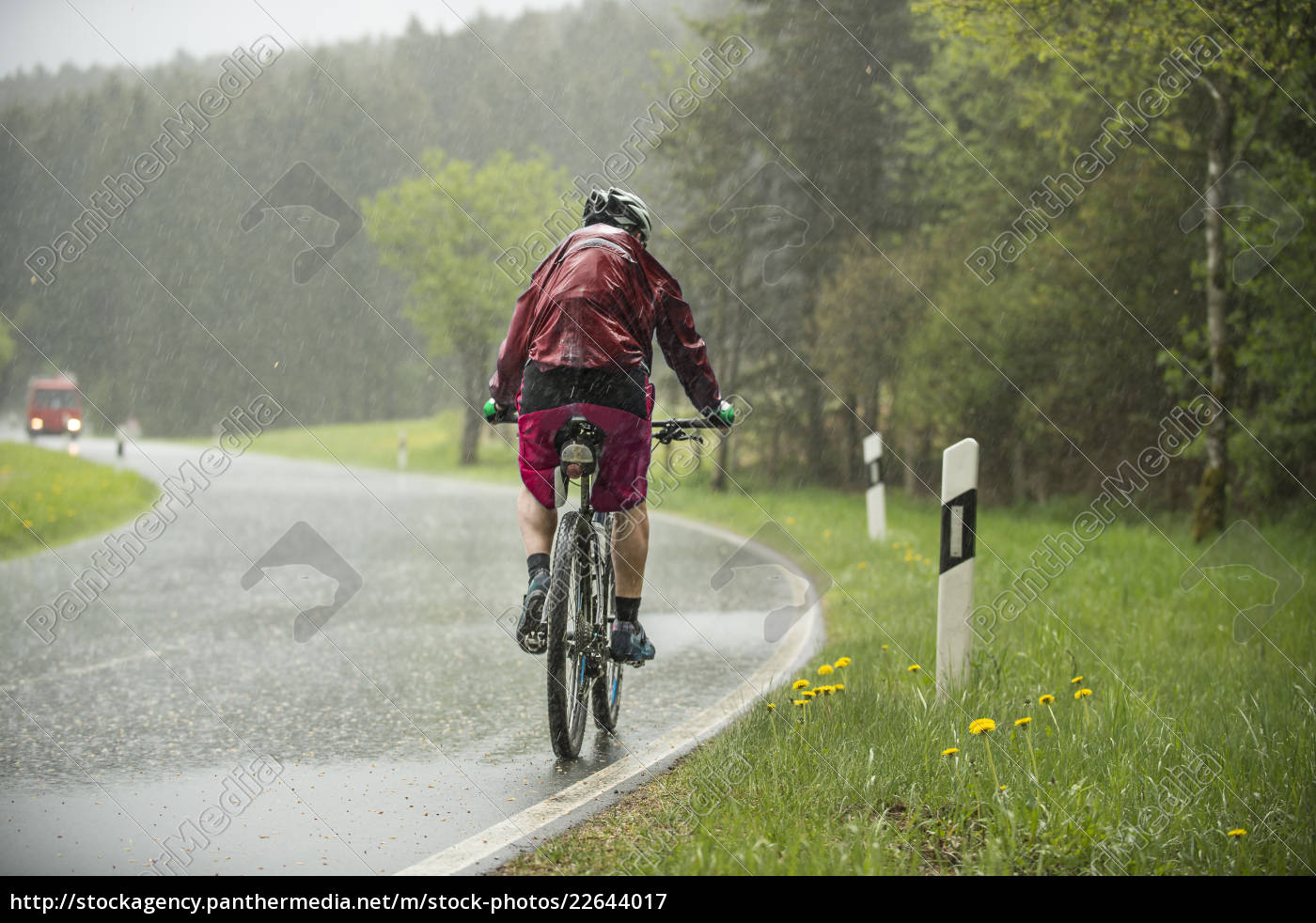 Mann Fahrt Auf Dem Fahrrad Im Stromenden Regen Einen Lizenzfreies Bild Bildagentur Panthermedia