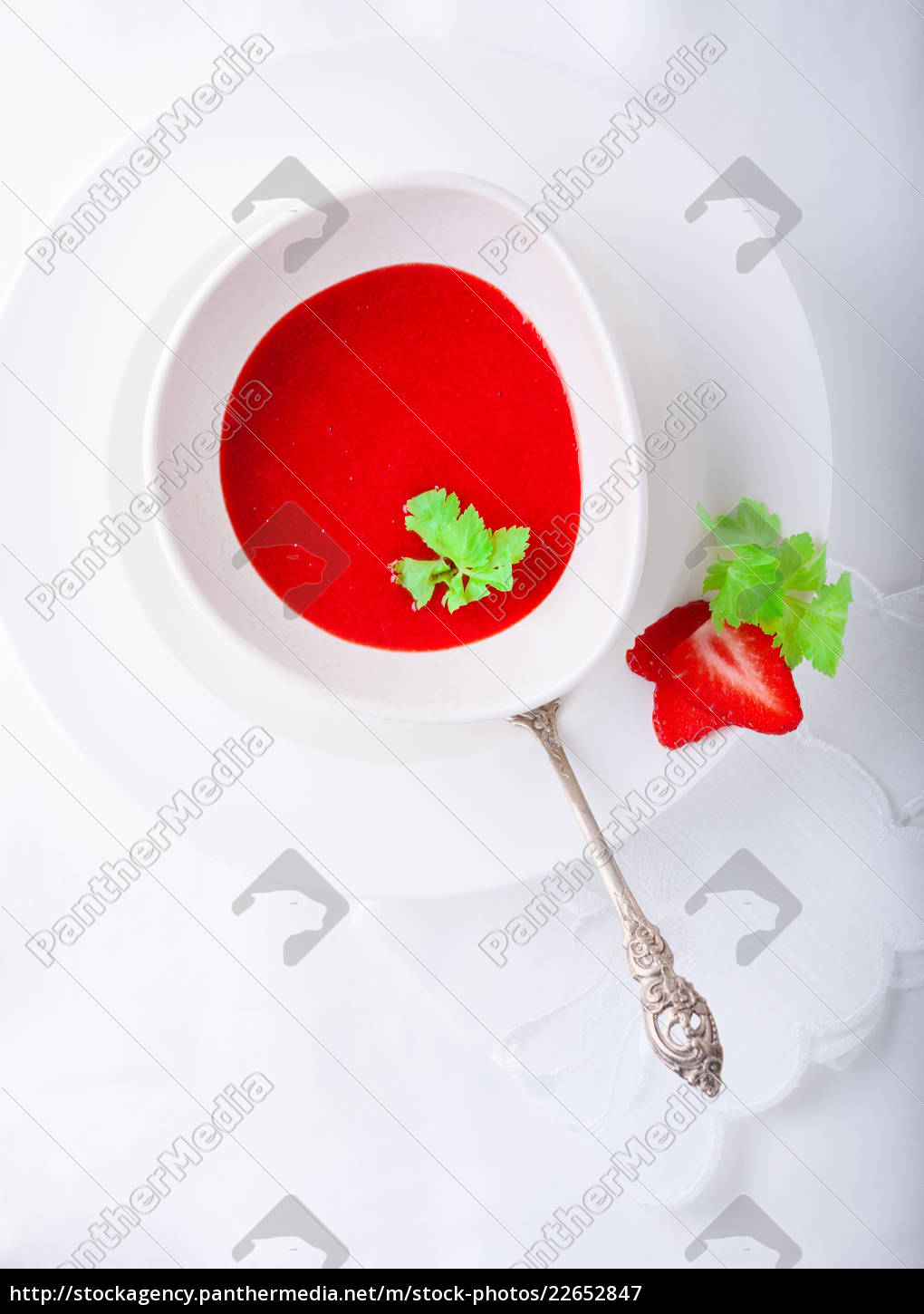 erdbeersuppe mit weißer serviette auf einem tisch. - Stockfoto ...