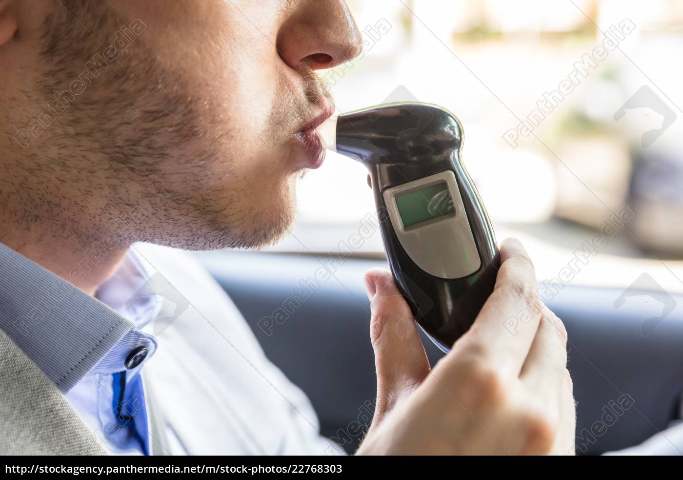 mann sitzt im auto unter alkoholtest - Lizenzfreies Bild #22768303