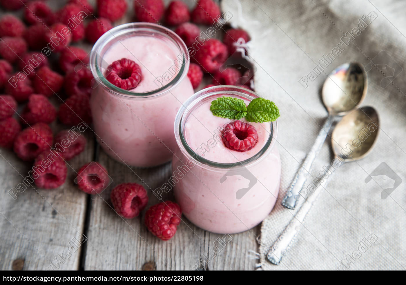 Joghurt-Smoothie mit Himbeeren Fruchtdessert. - Stock Photo - #22805198 ...