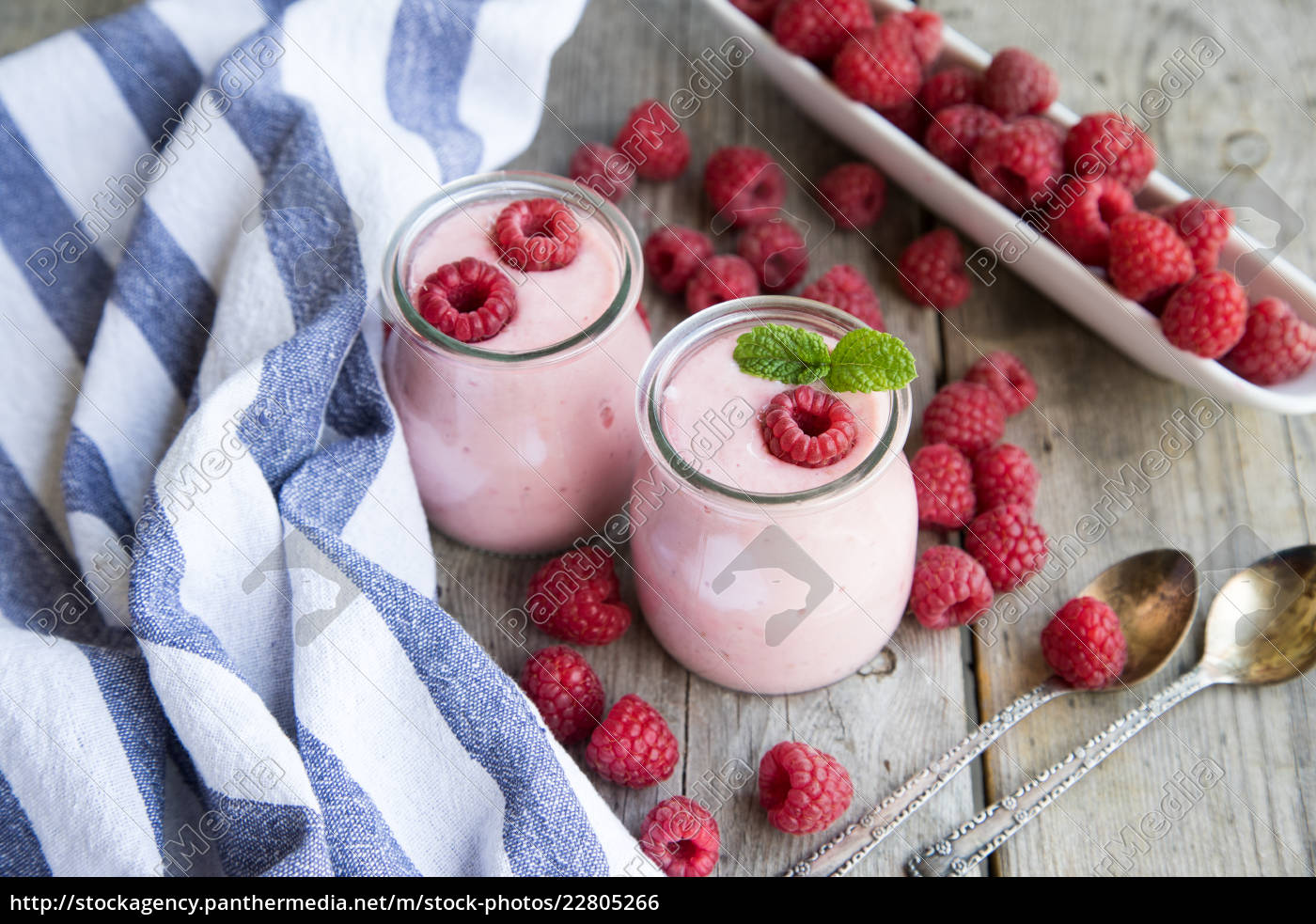 Joghurt-Smoothie mit Himbeeren Fruchtdessert. - Stock Photo - #22805266 ...