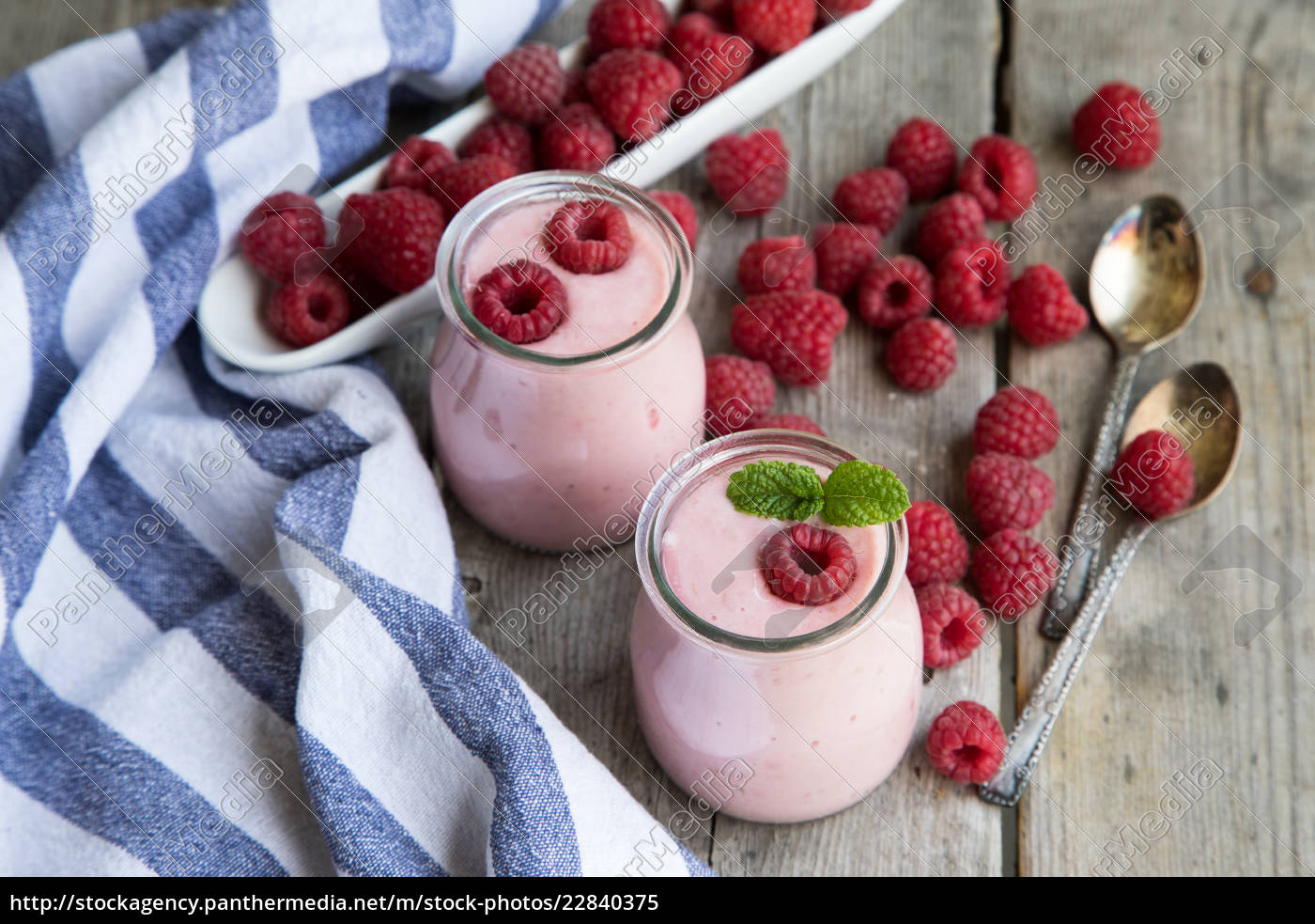 joghurt-smoothie mit himbeeren obst-dessert. berry - Lizenzfreies Bild ...