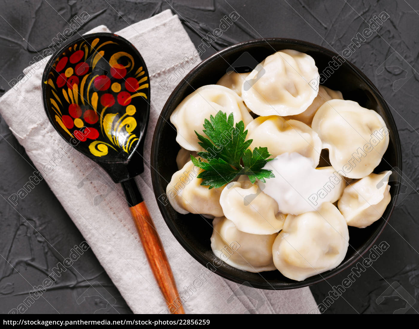 russische pelmeni ravioli knödel mit fleisch - Stockfoto - #22856259 ...