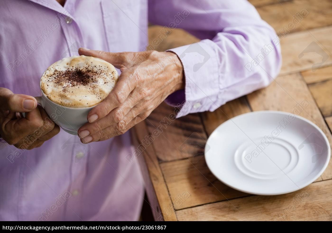 Altere Frau Die Kaffeetasse Bei Tisch Bei Tisch Halt Stockfoto Bildagentur Panthermedia