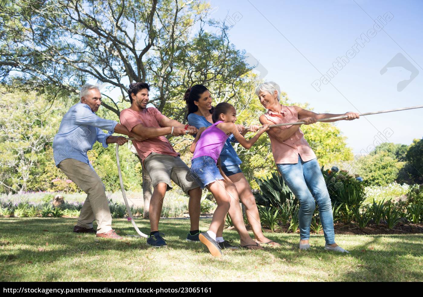 Familienspielschlepper Im Park Stockfoto 23065161 Bildagentur Panthermedia 