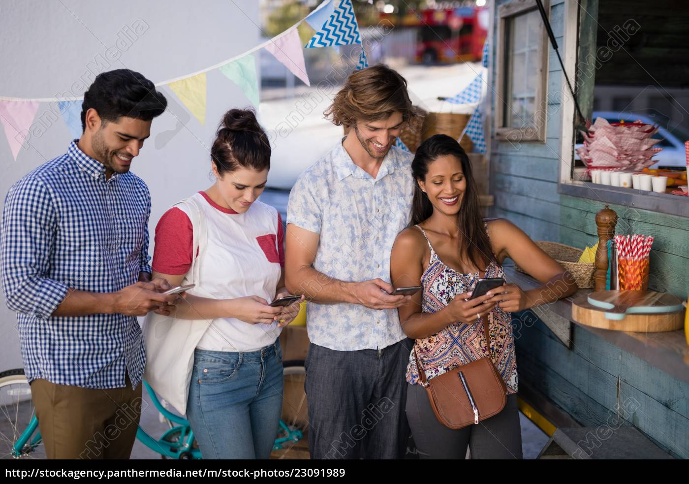 Freunde Nutzen Handy Am Schalter Lizenzfreies Bild Bildagentur Panthermedia