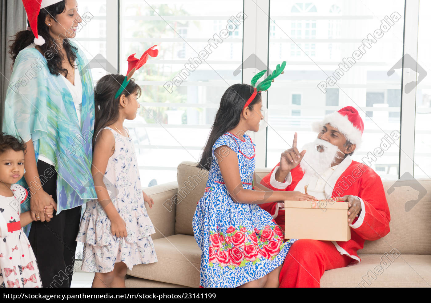 Indische Familie Feiert Weihnachtstag Stockfoto Bildagentur Panthermedia