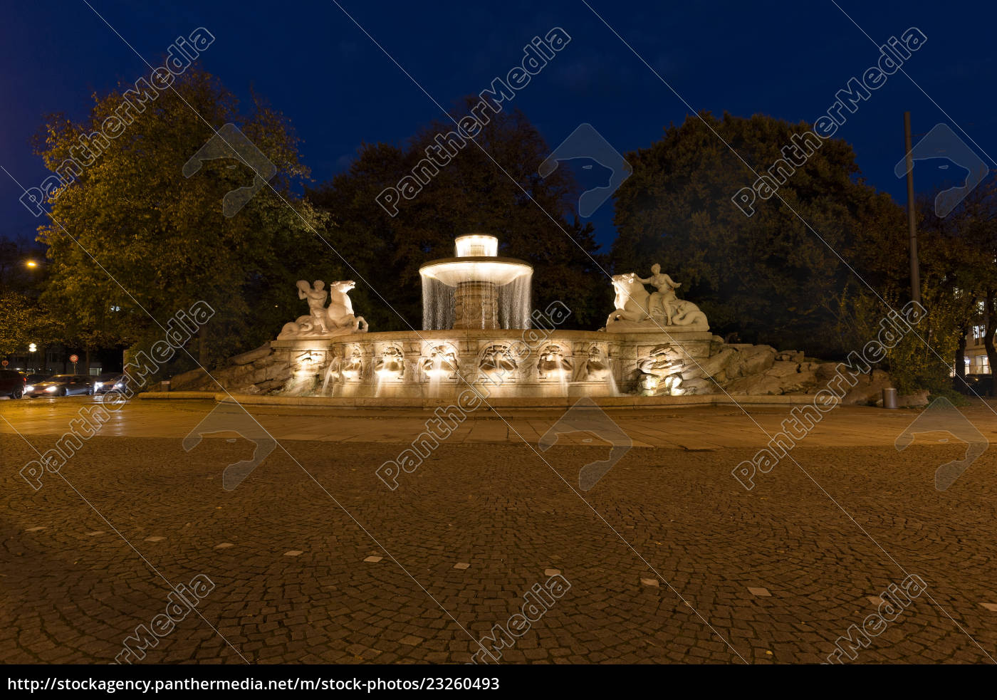 Der Wittelsbacherbrunnen in München bei Nacht Lizenzfreies Bild