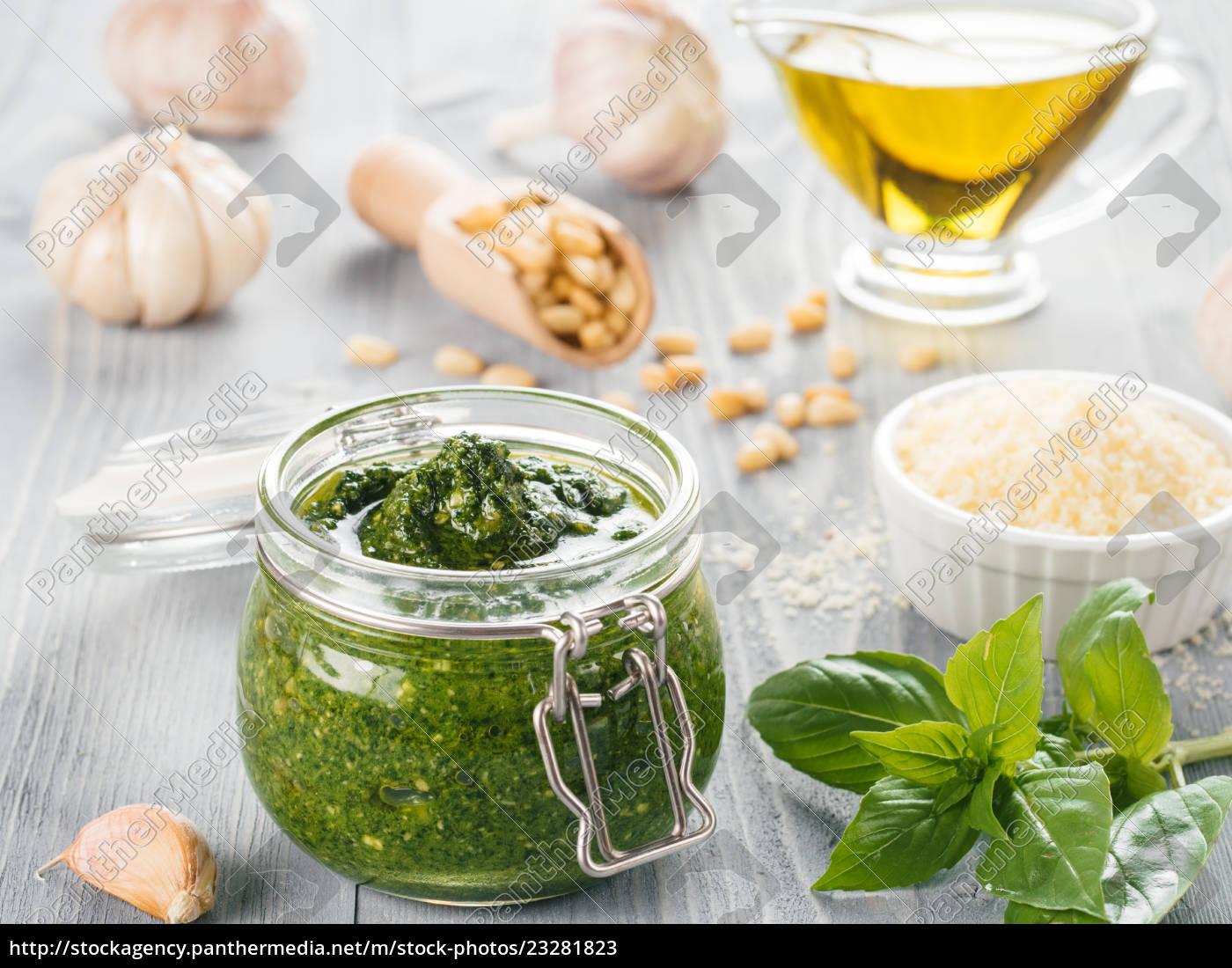 hausgemachte basilikum pesto sauce zutaten - Lizenzfreies Bild ...