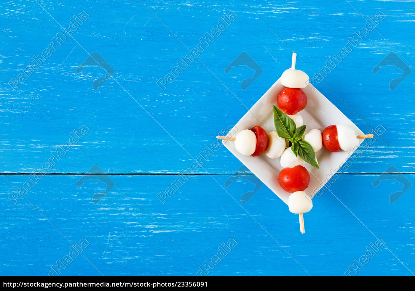 Spieße mit Mozzarella Kirschtomaten und Basilikum von - Lizenzfreies ...