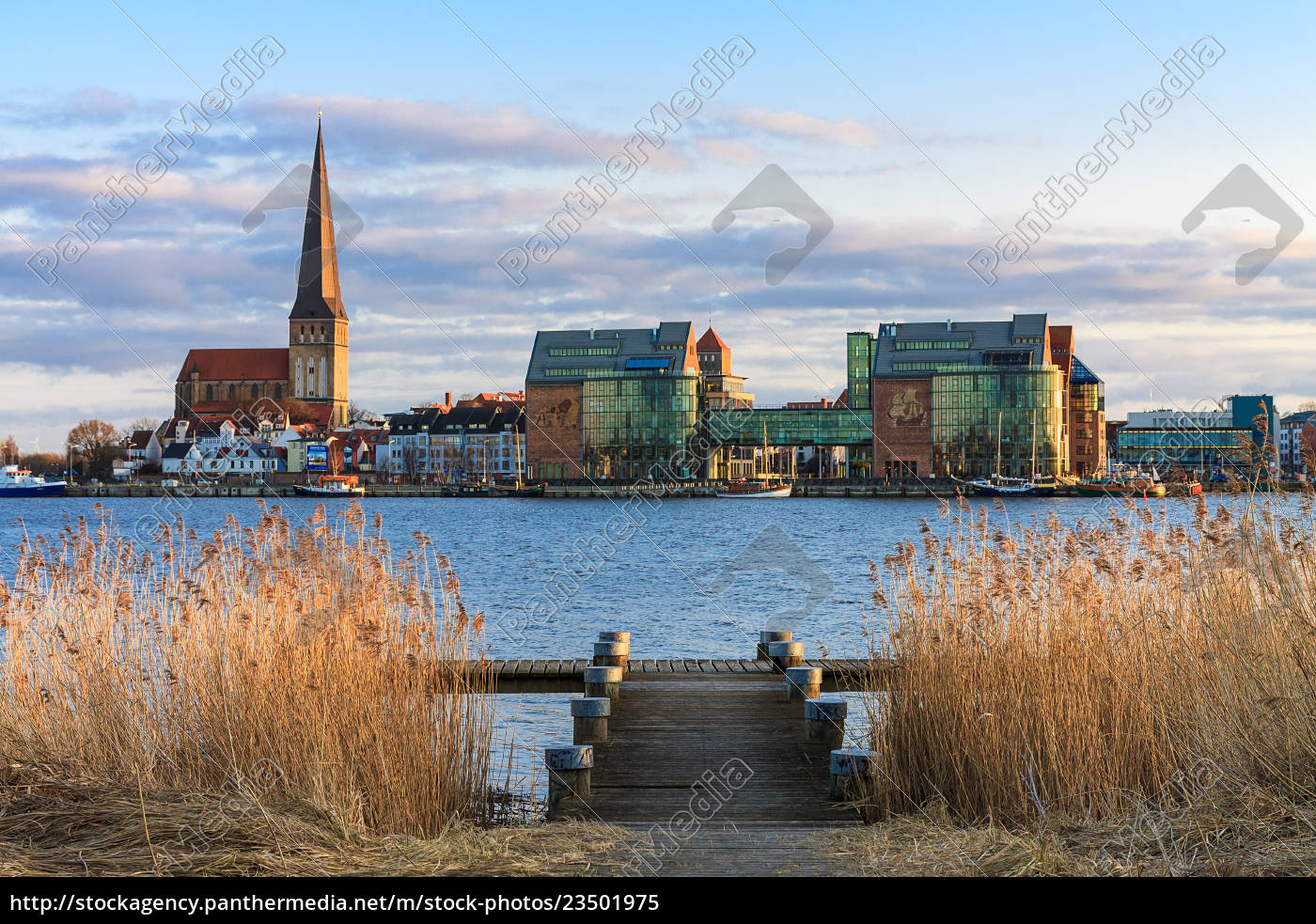 Blick über die Warnow auf Rostock Lizenzfreies Bild