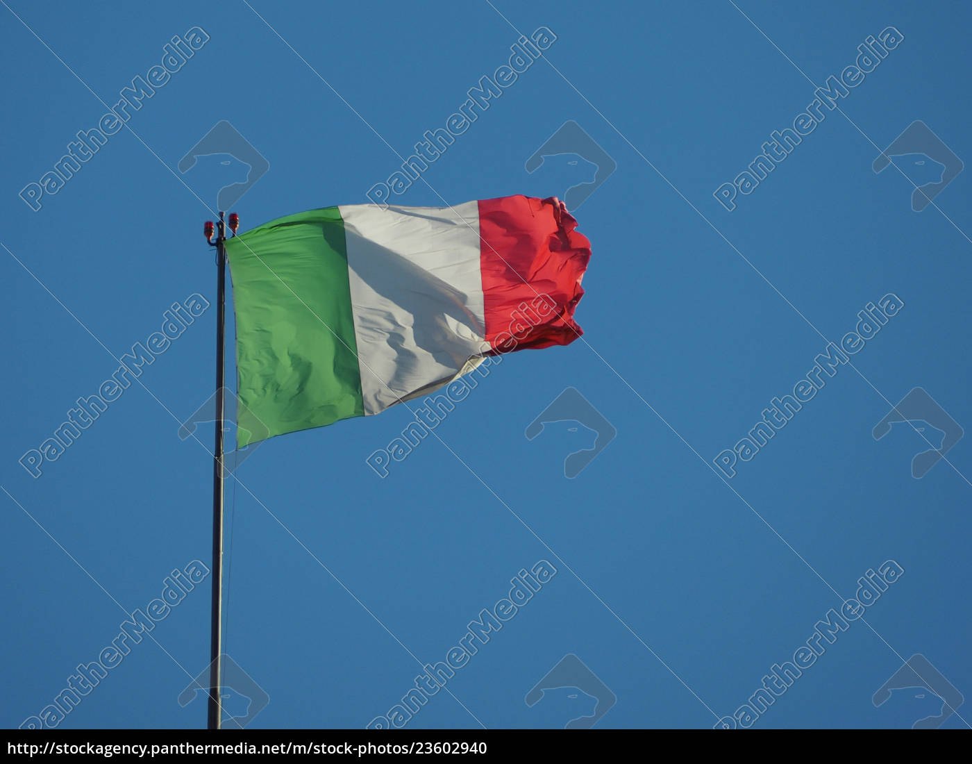 Italienische Flagge Von Italien Uber Blauem Himmel Lizenzfreies Foto 23602940 Bildagentur Panthermedia