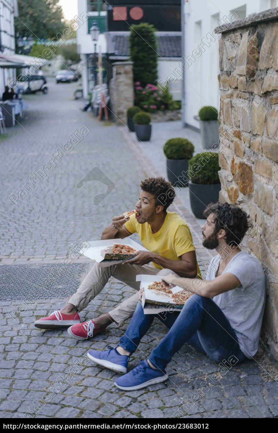 Zwei Freunde Essen Pizza Zum Mitnehmen In Der Stadt Lizenzfreies Foto 23683012 