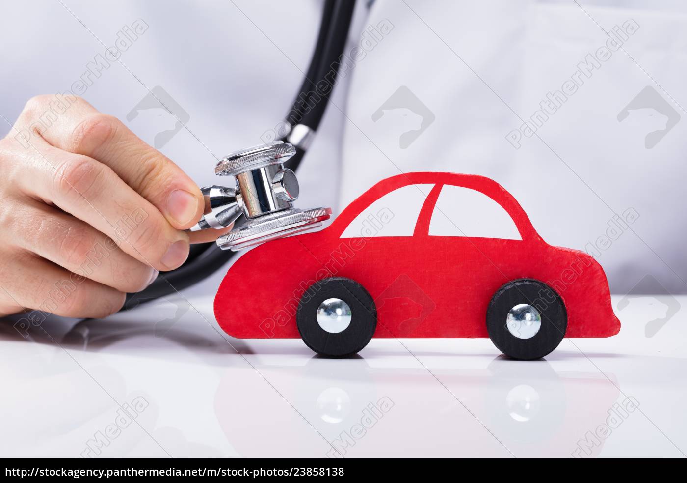 Arzt, Der Ein Auto Mit Einem Stethoskop Als Symbol Der Heilung Eines Autos  überprüft Stockbild - Bild von gesundheit, kurieren: 183273033