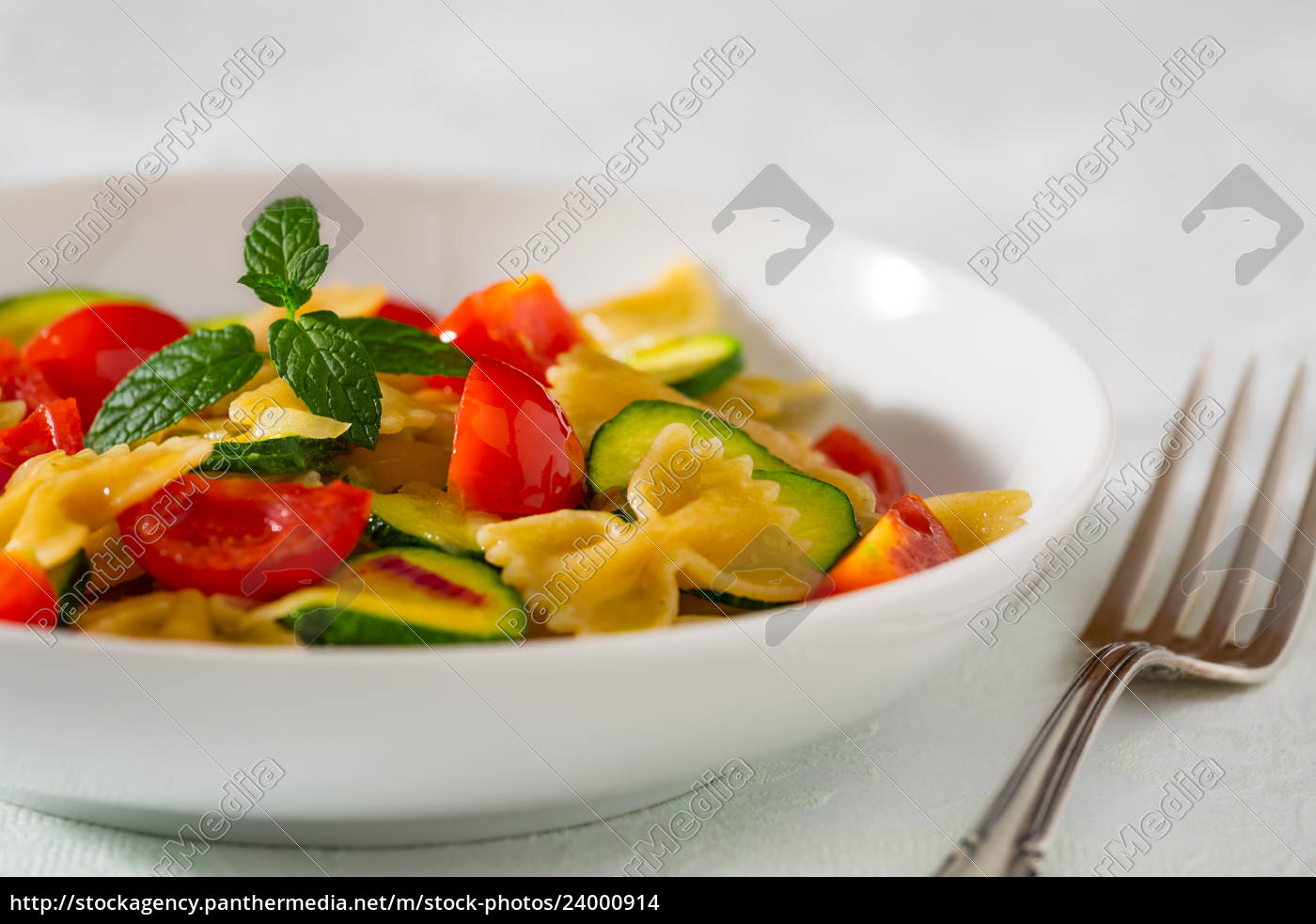 Ganze Farfalle Nudeln mit Zucchini Kirschtomaten und - Stock Photo ...